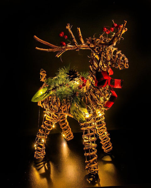 Rena em Rattan Rústica Decorada Iluminada